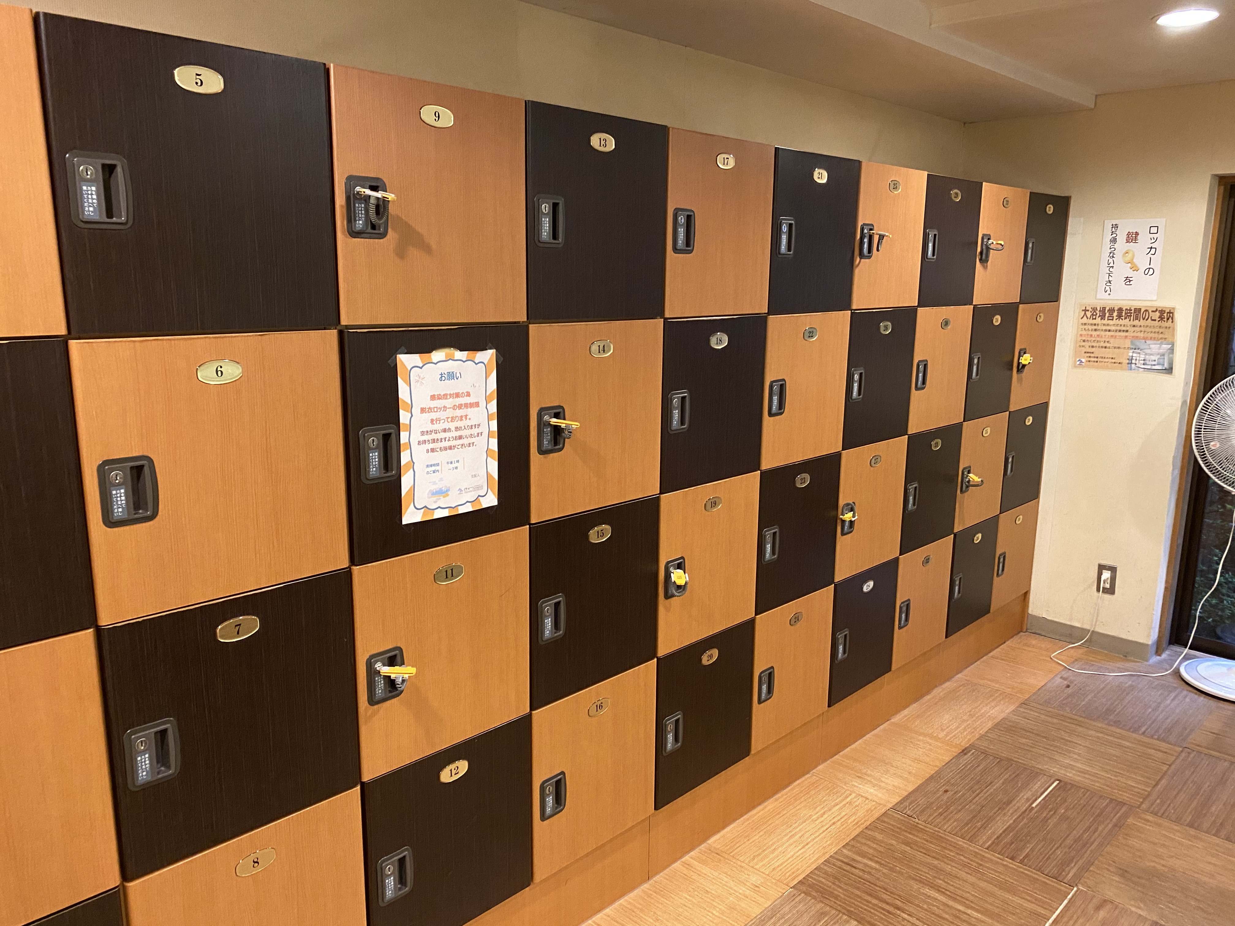 ロッカーは密回避のため減数しております